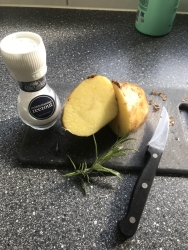 Nieuwe oogst aardappel met rozemarijn en zout foto.jpg