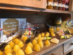 korfje bijen was kaarsen jamenzo imker honing bijenwas zelfgemaakt home made streekproduct.jpg