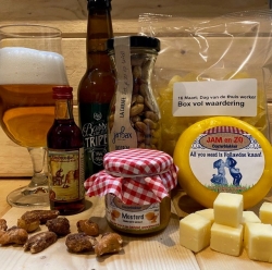16 maart dag van de thuis werker streekproducten pakket jam en zo bier kaas nootjes mosterd wijn chips.jpg