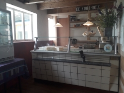 De Kooihoek boerderijwinkel binnen.jpg